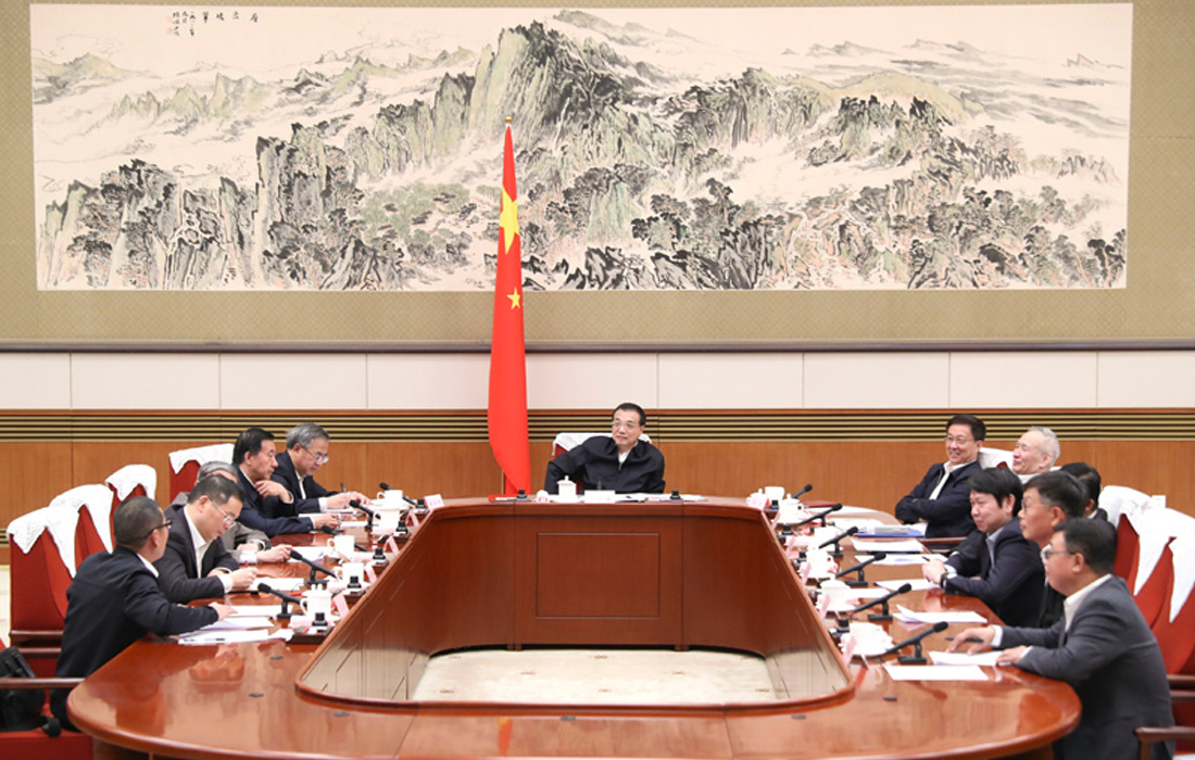 2019年11月12日，巅峰国际官网股份董事长温志芬等企业家代表出席经济局势专家和企业家座谈会并讲话。